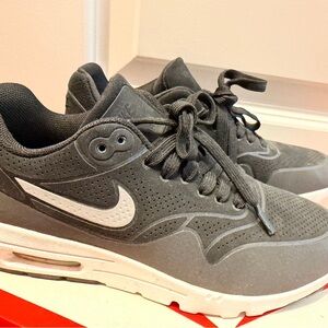 Nike Women’s Nike Air Max size 5